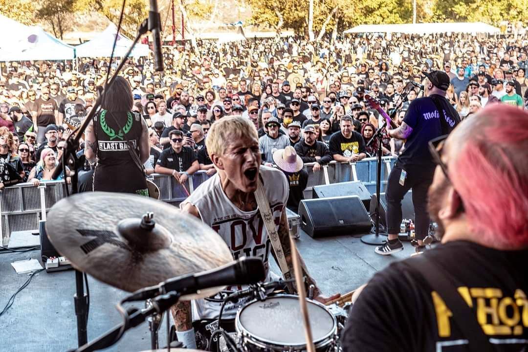 thelastgangband's tweet photo. Thank you all for being a part of our 2021!! See all of you real soon in 2022 with our friends in @teenagebottlerocket and @tightwirempls !
πΈ : @gerryoliverphotos
#TheLastGang #NoiseNoiseNoise #TeenageBottleRocket #TightWire #fatwreck #fatwreckchords #tour #punkinthepark https://t.co/CaH9qkQ834