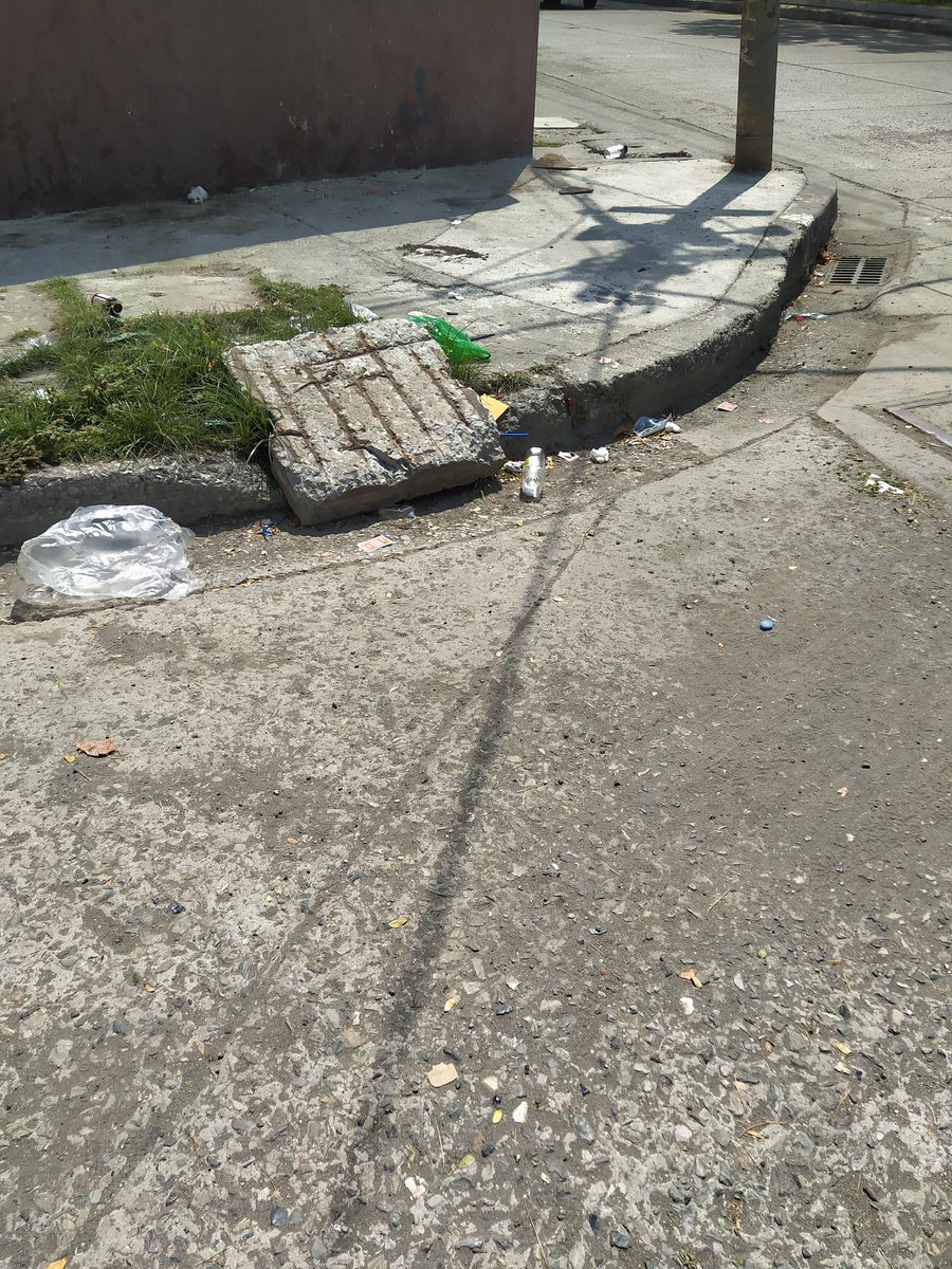 MariaEl94086518's tweet photo. @urvaseo 11 AM del 30 diciembre. Seguimos con la misma basura sin recoger https://t.co/ReOzdwdR3R