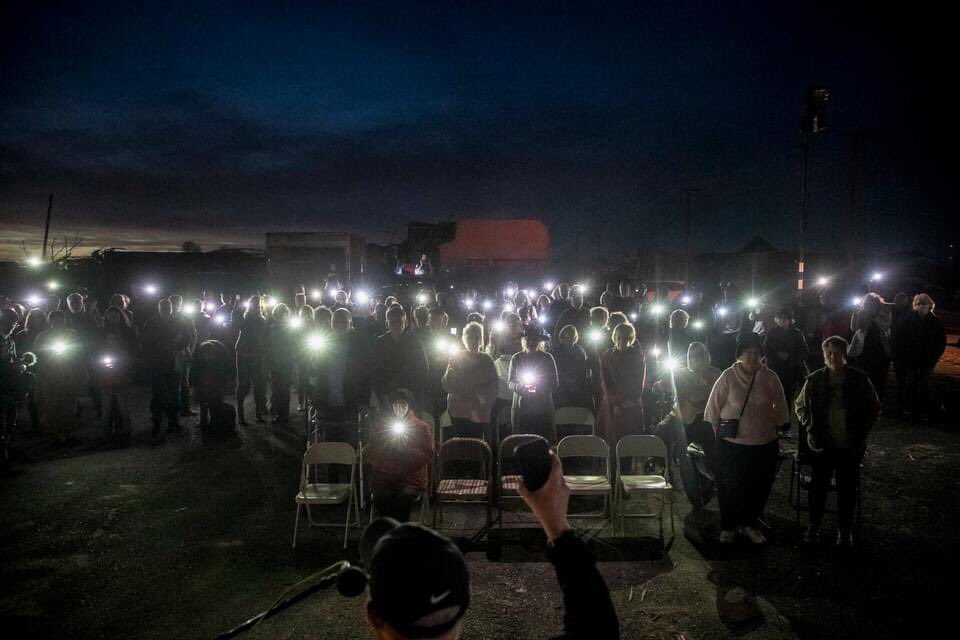 Bridget4Life's tweet photo. Mayfield KY Christmas Eve '21 choosing to BE light  #Christmas #KYstrong #unity #faith #light #community #rebuild #Neighbor https://t.co/dKo4nbPUKf