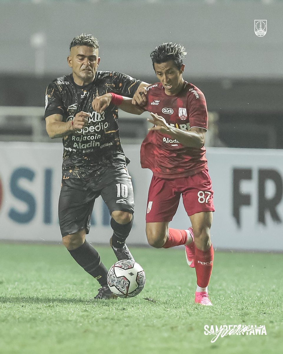 persisofficial's tweet photo. Momen kemenangan hari ini, rayakan dengan bangga! 🔴🏆🔥

#PERSISDay 
#KawalDariRumah
#iDexpressxPERSIS   
#SambernyawaJuara https://t.co/5HnQFmfiQb