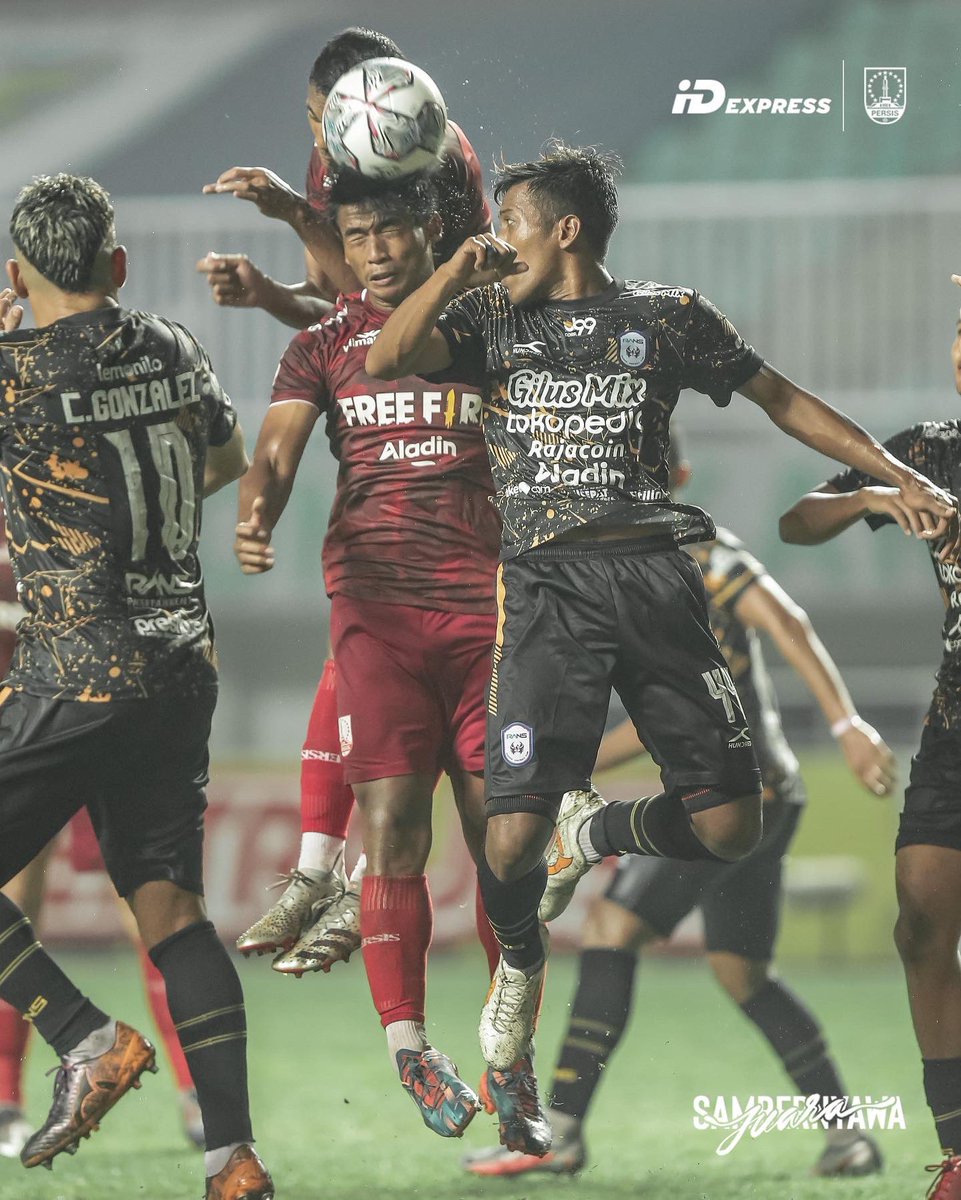 persisofficial's tweet photo. Momen kemenangan hari ini, rayakan dengan bangga! 🔴🏆🔥

#PERSISDay 
#KawalDariRumah
#iDexpressxPERSIS   
#SambernyawaJuara https://t.co/5HnQFmfiQb