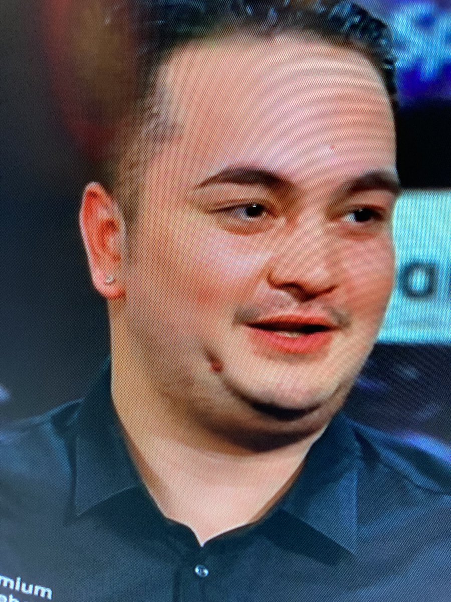 Hebbie je eigen #bullseye meegenomen?  <a href="/BlackCobra180/">Jeffrey de Zwaan</a> #rtl7darts mooi moment