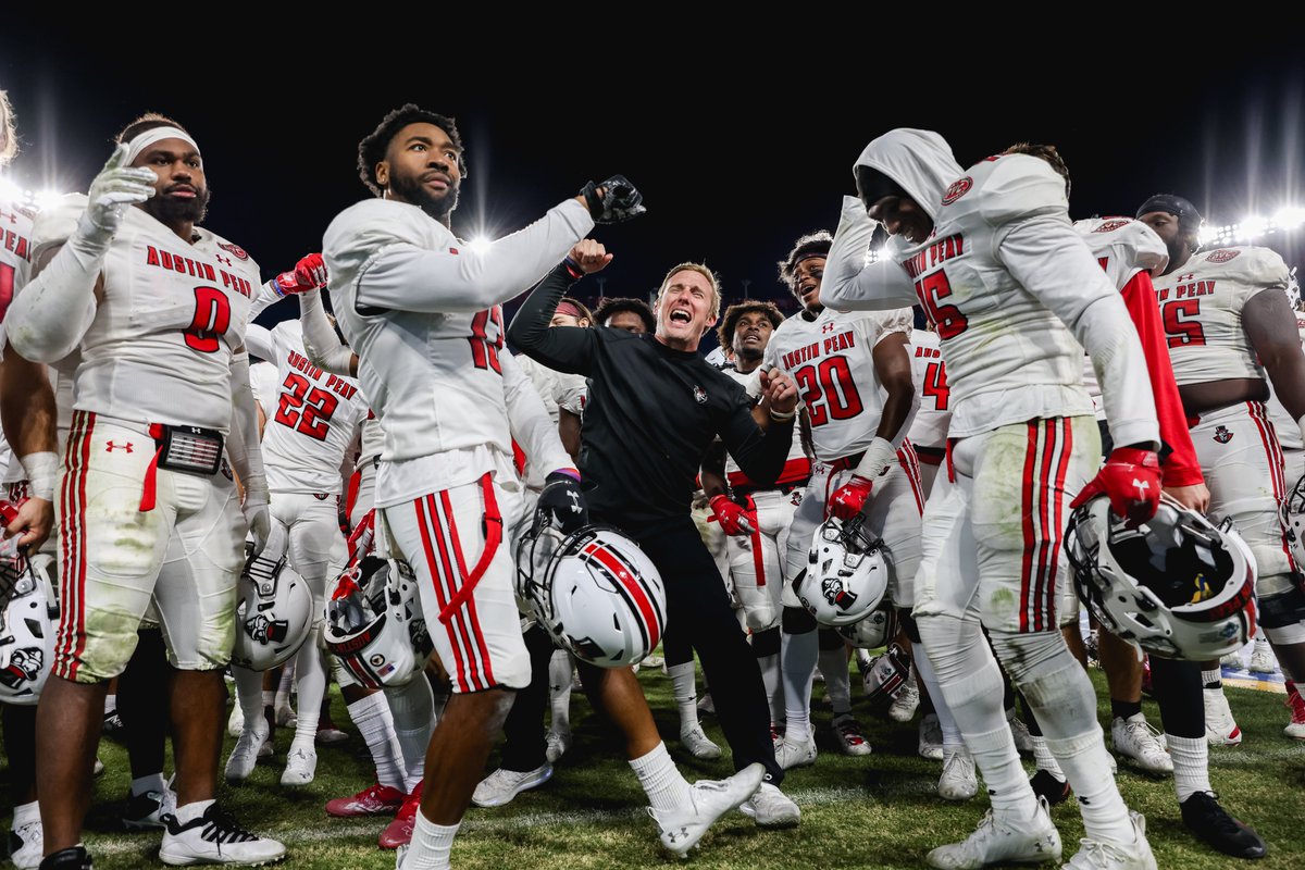 GovsFB's tweet image. Hey @Vol_Football, if you need any pointers on how to win big in Nissan Stadium... let us know. 🎩🏈

#ChaseTheLion | #LetsGoPeay