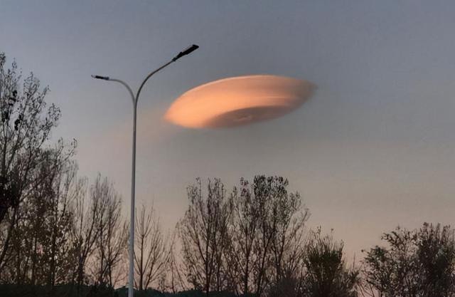 ojehe_'s tweet photo. UFO cloud🛸☁️#ufo #cloud #sunset  #roud https://t.co/ywiS3fQAZI