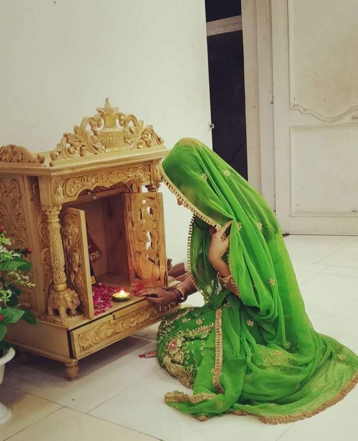 ksatrani's tweet photo. तुम परम् सती क्षत्राणी हो
तुम सत्य की मुरत हो
सत् झलका तेरे दामन में
तुम देवो की भी देवी हो  
रखो लाज सदा तुम अपनी
क़र शिश भेट चाहे अपना 
सर कट जाए तो गम नहीं 
तुम रखना मान सदा अपना
मेवाड़ सिंहनी तुम आखिर
मिट जाए शिश भले अपना
जल राख हुई है देह नश्वर
जला अग्निकुंड शरीर अपना https://t.co/CNqCYqX6Ob