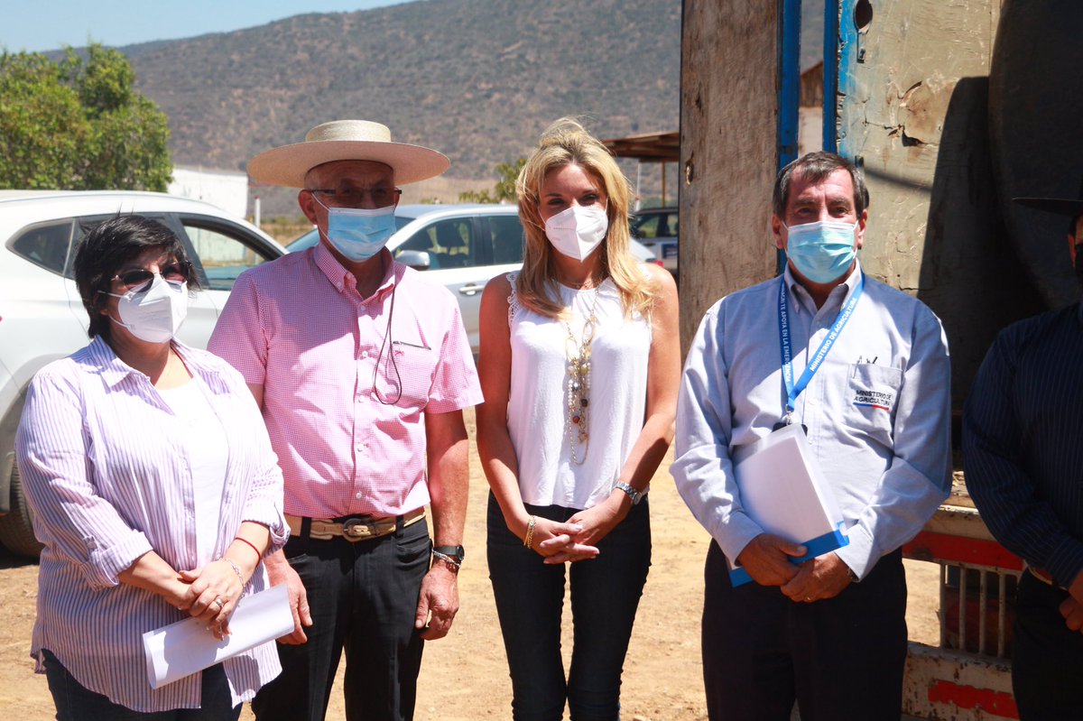 DPPPetorca's tweet photo. 📍Nuestra DPP @mpazsante junto al seremi @Htolepet hicieron entrega el día de hoy, de un estanque acumulador de agua de 5.000 litros al Club de Huasos Comunidad de Varas, de la localidad de Valle Hermoso en #LaLigua.
Continúa el hilo 👇 https://t.co/C0XdqKqd4T