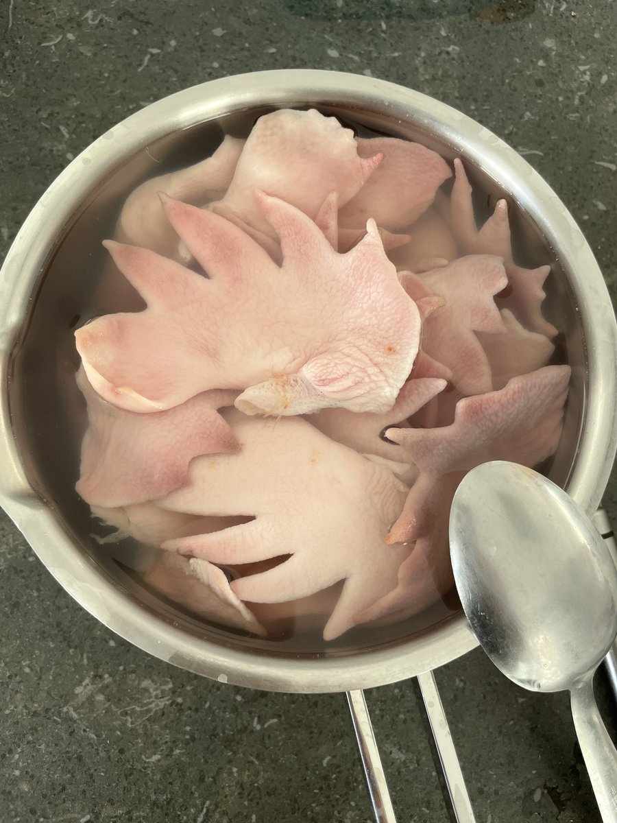nmundet's tweet photo. Acabem d'entrar en mode cuina amb l'Emma fins demà a les vuit del vespre. Dormirem poc.
Aquest any serà de poc cost i molt sabor
Terrina de cuní
Crestes amb ceps
Menuts d'ànec guisats: colls, carcanades, potes, pedrers i bolets
Colomins rostits 
Crema catalana i gelat de ratafia https://t.co/kuOZeK2BsI