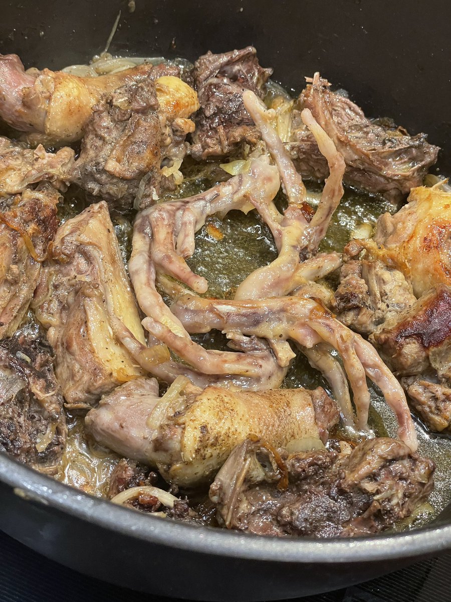 nmundet's tweet photo. Acabem d'entrar en mode cuina amb l'Emma fins demà a les vuit del vespre. Dormirem poc.
Aquest any serà de poc cost i molt sabor
Terrina de cuní
Crestes amb ceps
Menuts d'ànec guisats: colls, carcanades, potes, pedrers i bolets
Colomins rostits 
Crema catalana i gelat de ratafia https://t.co/kuOZeK2BsI