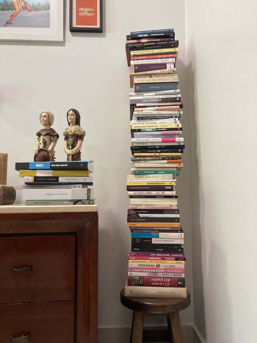 Este año leí 73 libros (estoy empezando el número 74), igual q el año pasado. Y está muy bien porque yo compro libros TODO el tiempo y los libros son para leerlos

Así se ven 73 libros apilados haciendo una torre :)