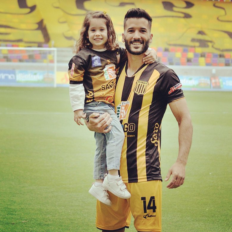 Aprovecho esta hermosa foto para contarles que llegamos a un acuerdo con <a href="/CLUBAMITRE/">Club Atlético Mitre</a> para continuar una temporada más en el club. 
Agradecido por la confianza y comprometido para lo que viene.
🟡⚫️
#renovación #ilusión #pasión #compromiso