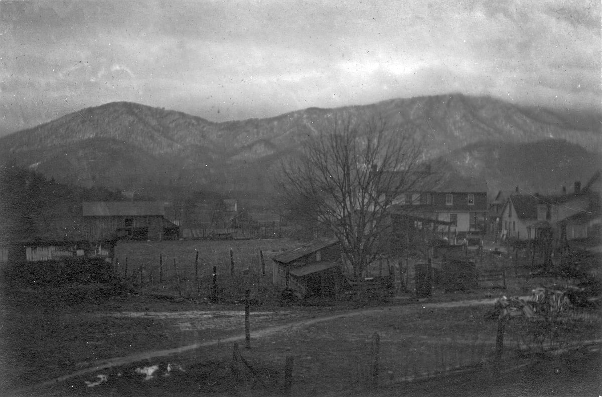 SV_Museum's tweet photo. Valley Rewind: This photo from our collections captures a winter view of the east side of Black Mountain Avenue (originally called Stepp Street) taken looking south from behind the train depot. Learn more: https://t.co/dPRJVLhaQE

#svmuseum #wnc #blackmountain #swannanoavalley https://t.co/GbSULpX0KU