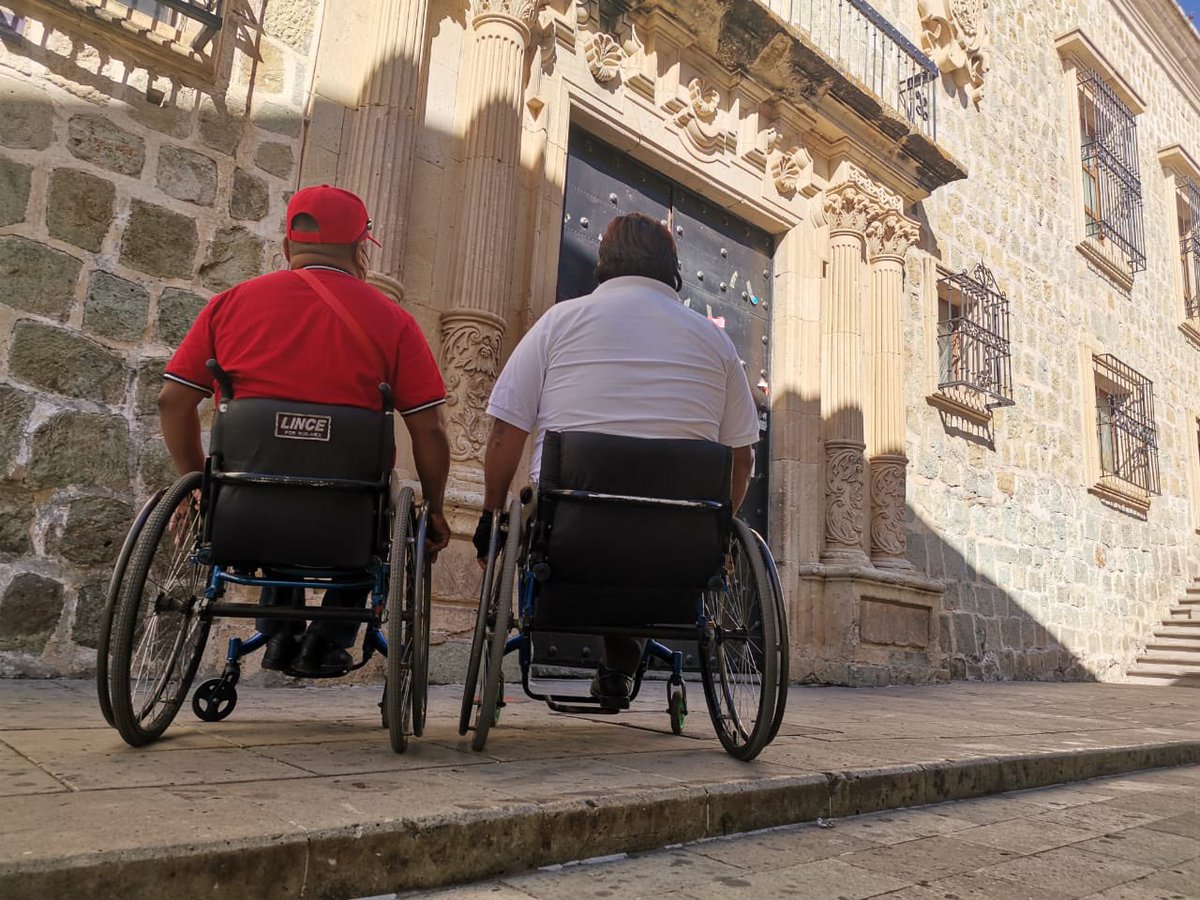 Masnoticias0ax's tweet photo. Trabajadores con discapacidad tocan puertas en el palacio municipal para que sean atendidos y les  paguen su  última  quincena del año y su respectivo aguinaldo. https://t.co/YtIz2LGppS