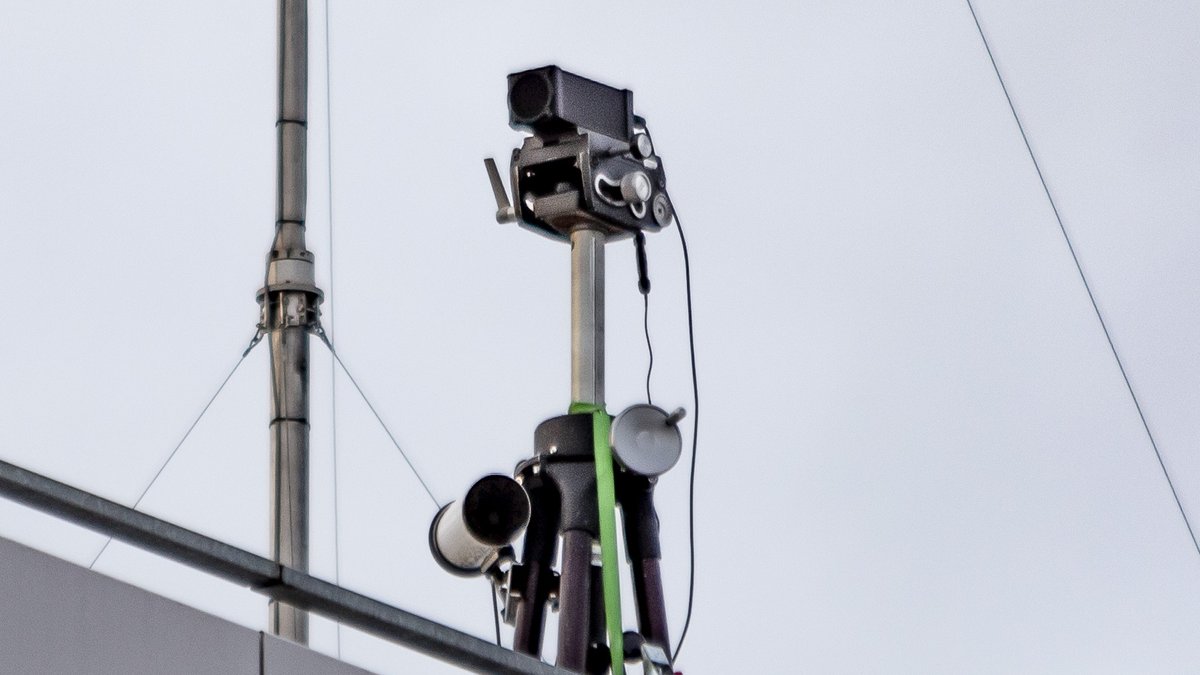 StreetNewsLE's tweet photo. 😱👮‍♀️🙀 Kameraüberwachung vom Dach der HTWK aus.

Nur der Teufel weiß, was das für Instrumente sind, die auf das #Connewitz Kreuz gerichtet sind. Es ist anscheinend wieder die Polizei, die eine Hochschule für ihre intransparenten Überwachungsmaßnahmen nutzt. #LE3112 #Silvester https://t.co/T4NLAp0G3B