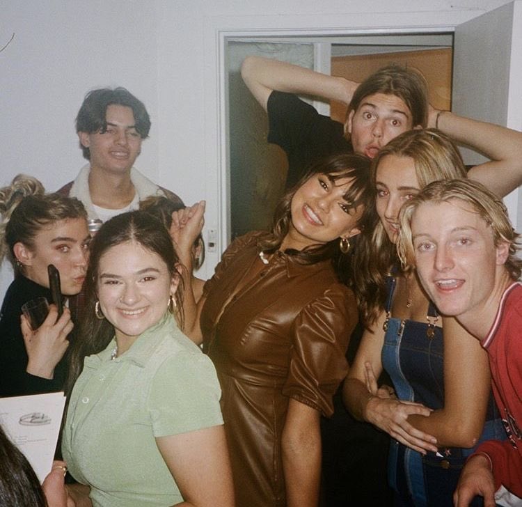 rueliviathinker's tweet photo. — with their friends. https://t.co/WZfWxSSvHR