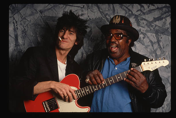 Ronald wood a managing. Бо Диддли. Bo Diddley Guitar. Ron Wood. Ронни Вуд гитары.