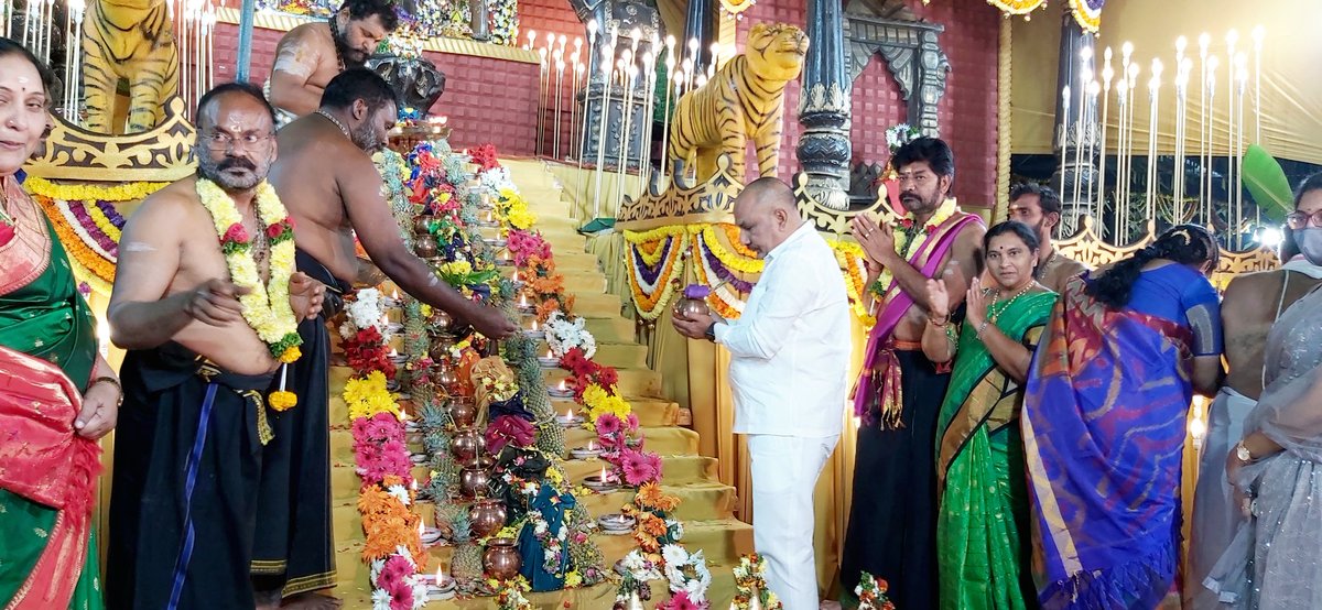 MadathaGoud's tweet photo. మహబూబాబాద్ ఎమ్మెల్యే 
శ్రీ శంకర్ నాయక్ గారి కార్యాలయంలో 
శ్రీ అయ్యప్ప మహాపడి పూజకు హాజరైన ఎమ్మెల్సీ 
శ్రీ #తక్కెళ్లపల్లి_రవీందర్_రావు గారు https://t.co/hgJLntgmNo