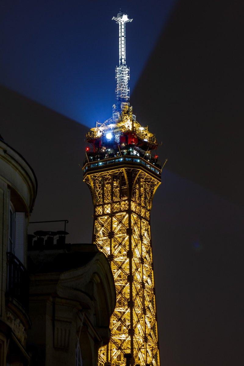 LaTourEiffel's tweet photo. 🇬🇧 This Friday 31 December, I welcome you from 9:30 am to 9:00 pm. Access will only be possible until 6.45 pm. Take care and have a nice New Year's Eve! 🥳 #EiffelTower https://t.co/MwBlbUB6x6