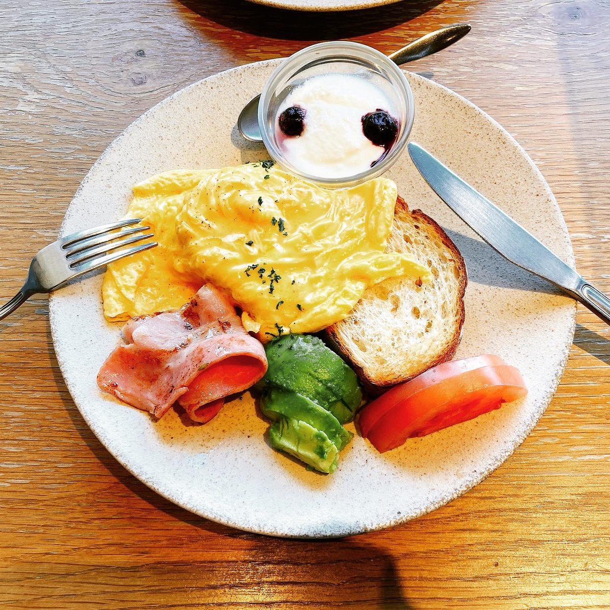 Cookdad_K's tweet photo. 近所のお気に入りカフェでモーニング。
超テンション上がります😎

家で淹れるコーヒーも良いんだけど、
こういう時間も欲しいんだな～☕️

こんなラテアートできるようになりたい～。

#ラテグラフィック
#lattegraphic 
#海老名グルメ
#海老名カフェ
#海老名
#好きです海老名
#神奈川県央グルメ https://t.co/4sFYerO2ux