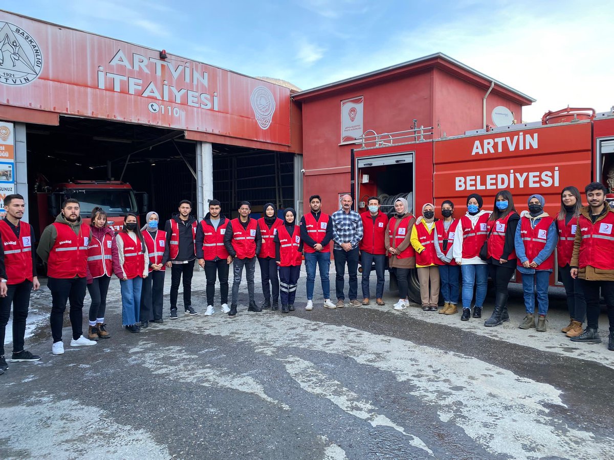 ✨ Artvin Genç Kızılay ve Artvin Çoruh Üniversitesi Genç Kızılay olarak bugün Artvin İtfaiye Müdürlüğü’nde yangın söndürme,yangın anında İtfaiye’yi bilgilendirme konusunda eğitimimizi aldık.🌙