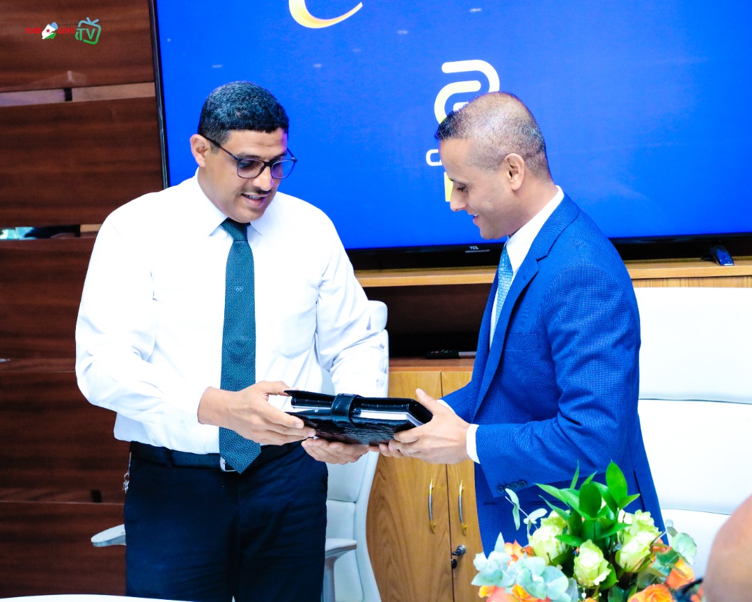 LiveDjib's tweet photo. Signature de contrat de Parrainage de la CAC International Bank au champion de judo de #Djibouti Alexandre Houssein.
#Cacbank
#FDJDA https://t.co/p1uE5Y6OUY