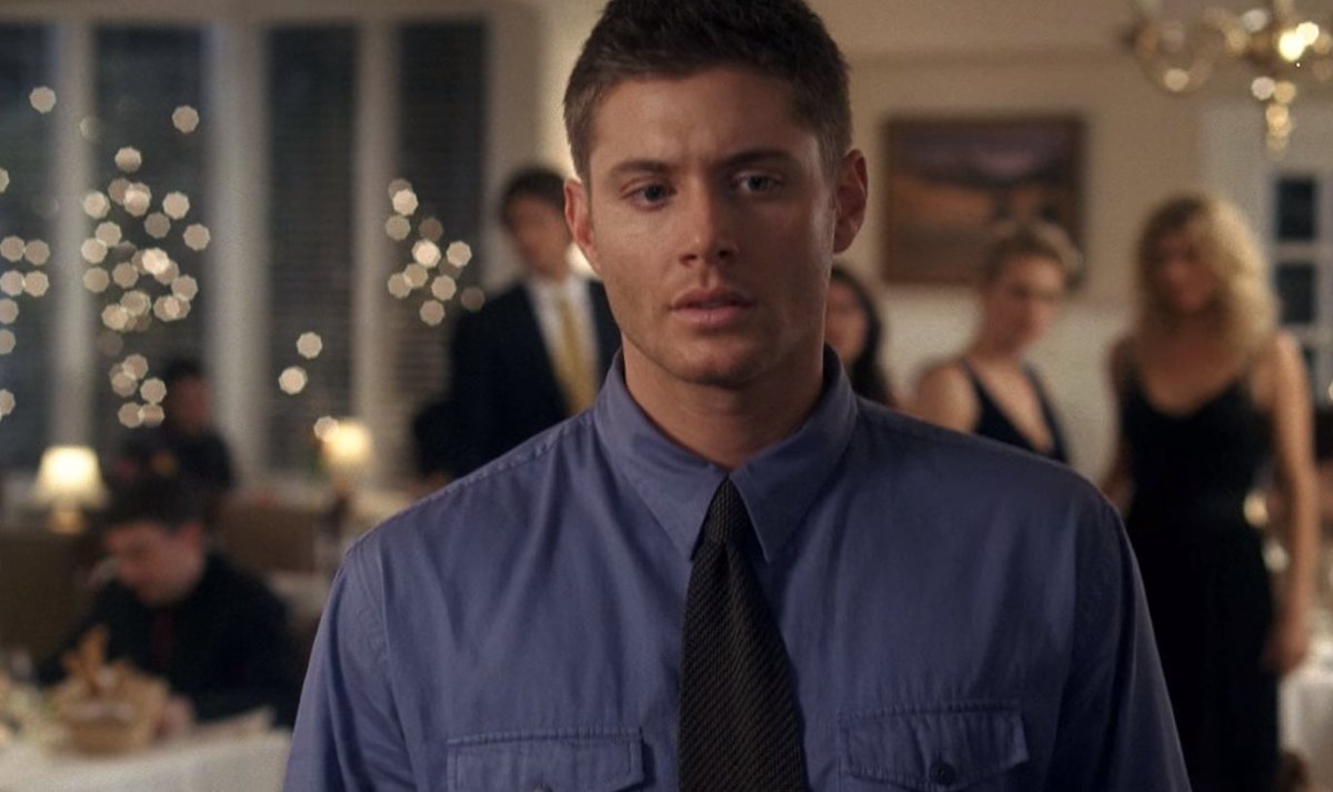 TheGreenCooler's tweet photo. The filming of this moment ratchets up the tension beautifully. Your lead actor, clearly unnerved, walking DIRECTLY towards the camera... while his Stepford family hangs out in the background. It's disturbing.
#WIAWSNB #Supernatural https://t.co/4dbXdUv55F