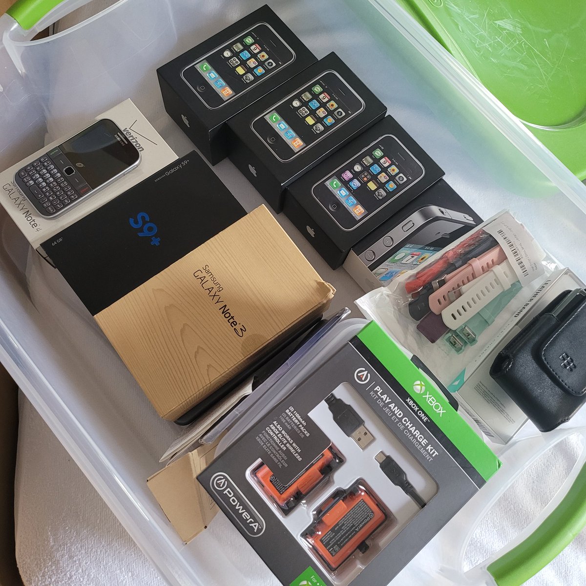 HappyExtruder3d's tweet image. That end of the year tech cleaning and you find that you have too much ancient tech taking up space ! How do @MKBHD does it with 100x the products @SameOldShane @dopesoner930 @crussty #techcleanup