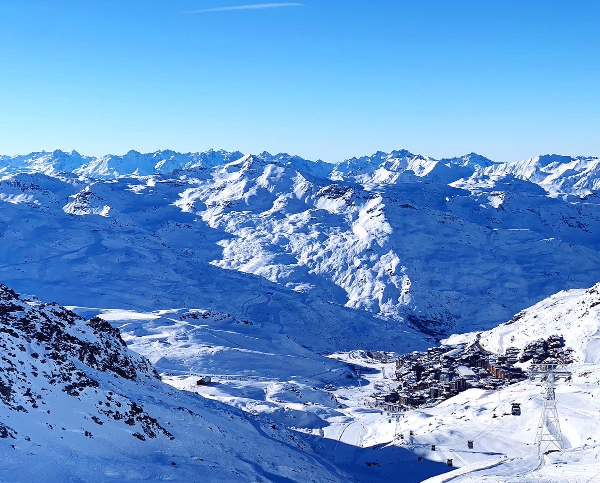 emgeorget's tweet photo. Val Thorens et les Aiguilles d’Arves, Alpes, Décembre 2021 https://t.co/Pxw2tHjDfD