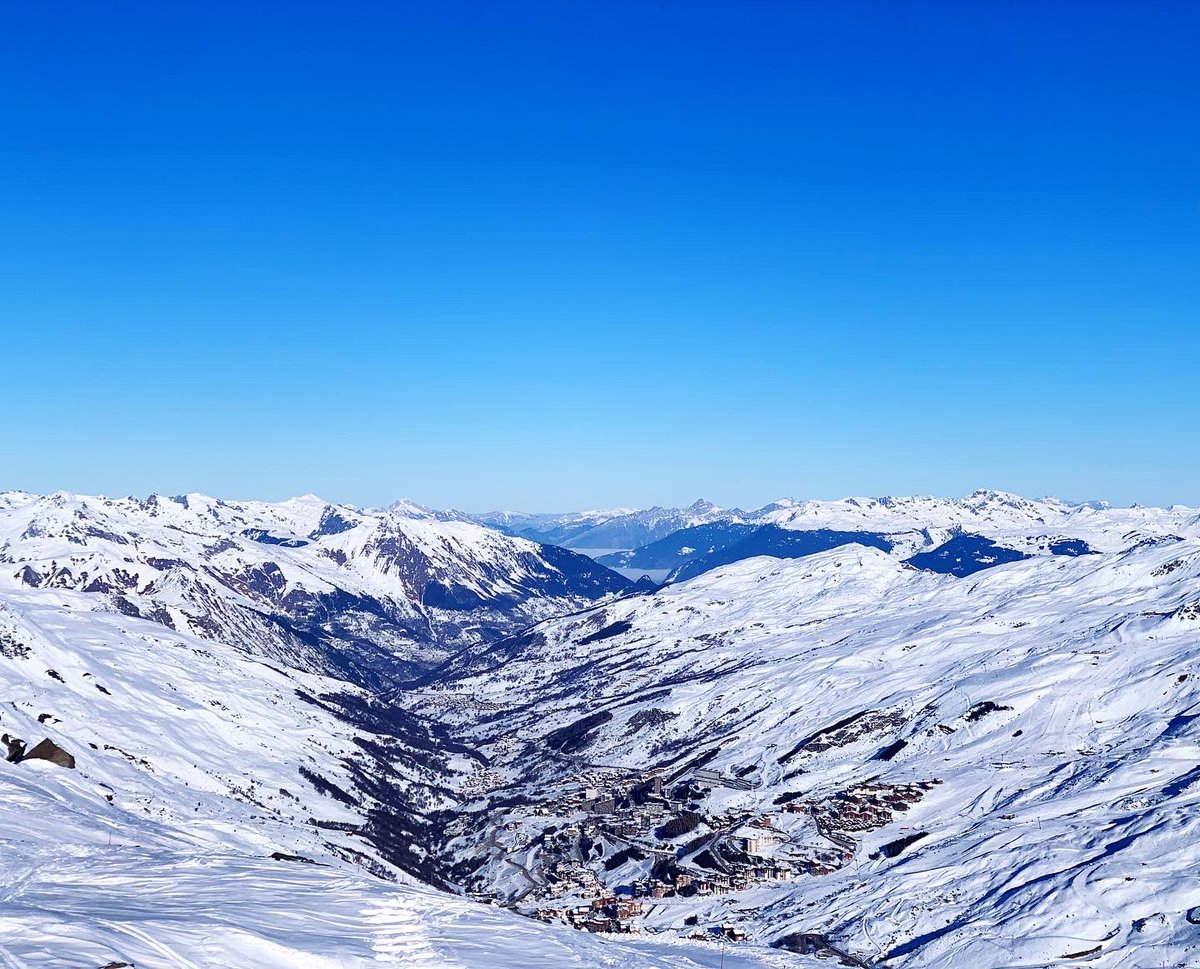 emgeorget's tweet photo. Val Thorens et les Aiguilles d’Arves, Alpes, Décembre 2021 https://t.co/Pxw2tHjDfD