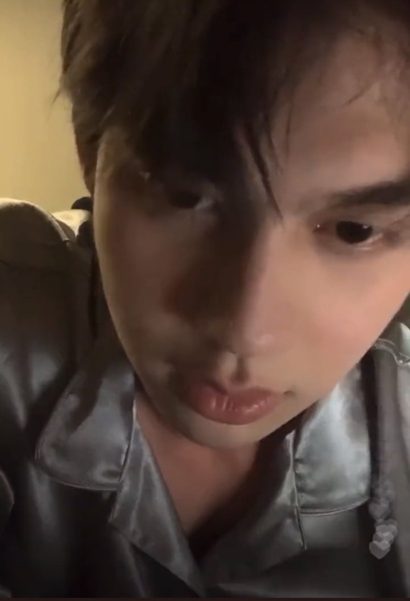 andybrightwin's tweet photo. Bright en el live diciendo que no había recibido aún el regalo de Win y Bright después de recibir el regalo 😂🤞🏻 https://t.co/se9vyTImZT