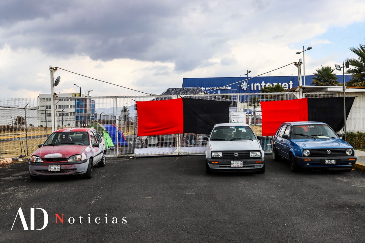 ADNoticiasMex's tweet photo. #EneroAD | Trabajadores de #Interjet en #Toluca iniciaron una huelga por falta de pagos, misma que continúa al no haber acuerdos.
Interjet cumplió un año sin volar desde el 11 de diciembre de 2020 y su situación sigue siendo crítica.
Conoce más en: https://t.co/eSPLgzIquh https://t.co/EoCiunS9m8