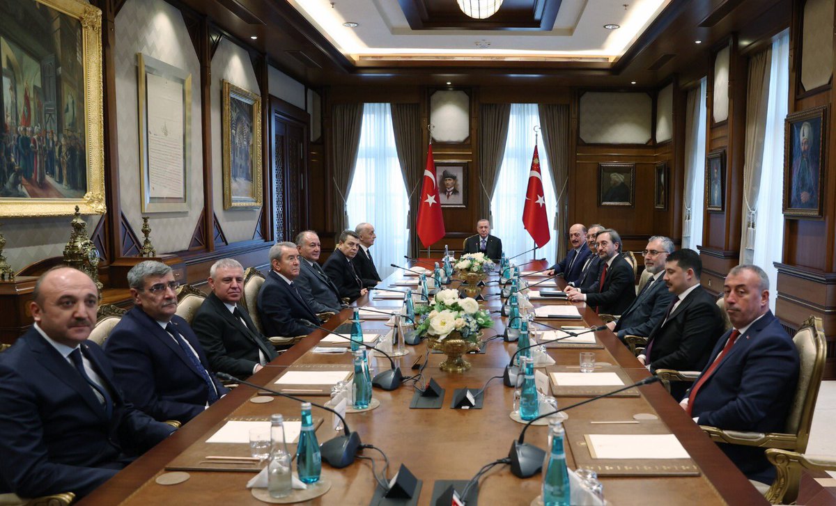 2022 yılı Asgari ücretine ilişkin katkılarından dolayı Cumhurbaşkanımız Sn. <a href="/RTErdogan/">Recep Tayyip Erdoğan</a>’a, <a href="/turkiskonf/">TÜRK-İŞ</a> Başkanımız Ergün Atalay, <a href="/csgbakanligi/">T.C. Çalışma ve Sosyal Güvenlik Bakanlığı</a> Bakanımız  <a href="/vedatbilgn/">Vedat Bilgin</a>  ve Asgari Ücret Tespit Komisyonu Üyelerimizle teşekkür ziyaretinde bulunduk.