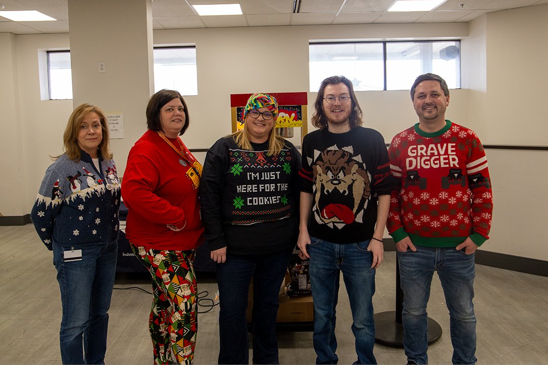 MidAmDisplay's tweet image. To celebrate the end the year and the coming of 2022, we had holiday themed popcorn day 🍿 where employees dressed in fun &amp;amp; unique sweaters. 🎊 Have a Happy New Year everyone! 
#popcorn #mms #pretzels #holiday #newyear #celebrate #employees