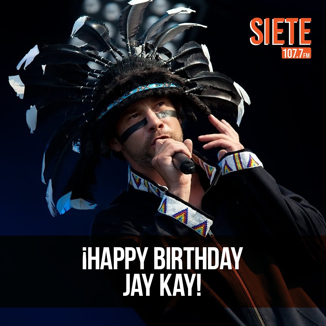 Siete 107.7 FM on Twitter: "Vocalista y de la banda inglesa Jamiroquai 🎵🎶🧡 ha fundado su propia línea de ropa deportiva, llamada Quai. ¡Feliz cumpleaños Jay Kay! #Siete 107.7 FM