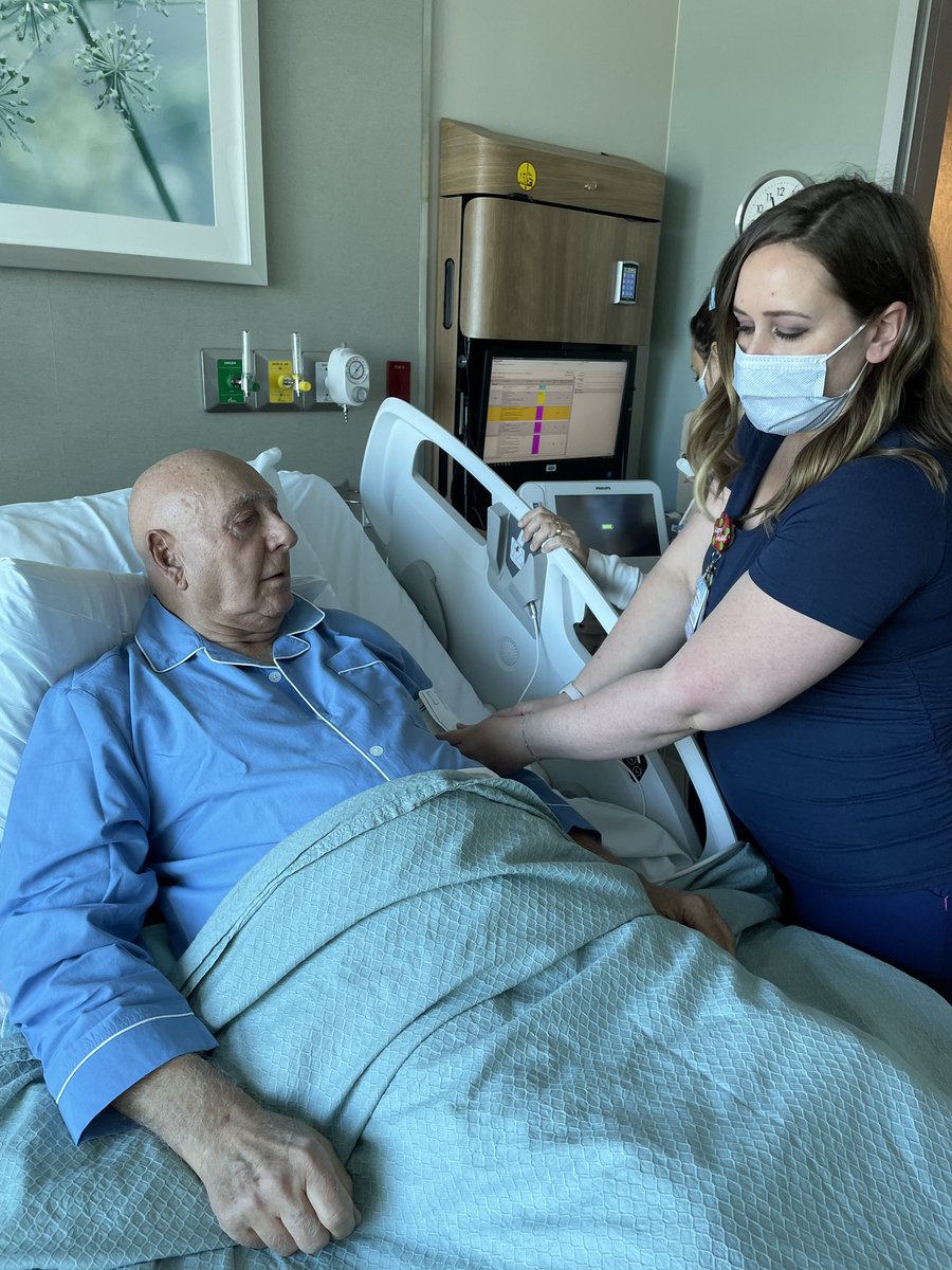 DickieV's tweet photo. The staff at Sarasota Memorial Hospital r fantastic : really so caring . It is now my chemotherapy treatment time . Once again the 🙏🙏🙏🙏🙏❤️❤️❤️❤️❤️from so many of YOU  gets me thru these tough moments . @TheVFoundation @ESPNPR https://t.co/2xqPSNSSFZ