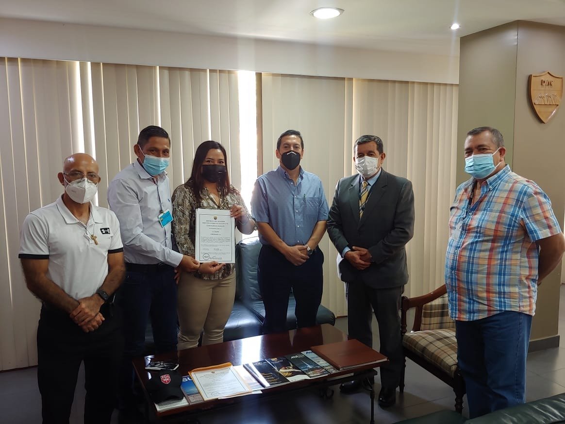 DGAC_Ecuador's tweet photo. Director Zonal #DGAC realizó la entrega del Certificado de Operación a la Cía. AGROPRIORY S.A. para trabajos de fumigación y rociamiento aéreo. La compañía operará con aeronaves Cessna modelo T-188-,C bajo la RDAC 137. Éxitos en sus operaciones.🛩️ https://t.co/0yMKshTlOc