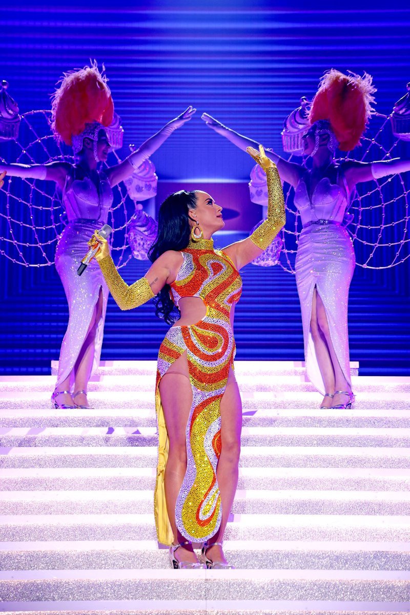 chainedtosel's tweet photo. $170M just for few shows, call her a flop again if you dare https://t.co/tlHbtIHIjb