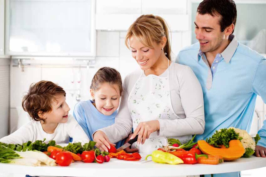 Семья за столом. Здоровый образ жизни в семье. Детские питание семьи. Здоровое питание в семье. Счастливая здоровая семья.