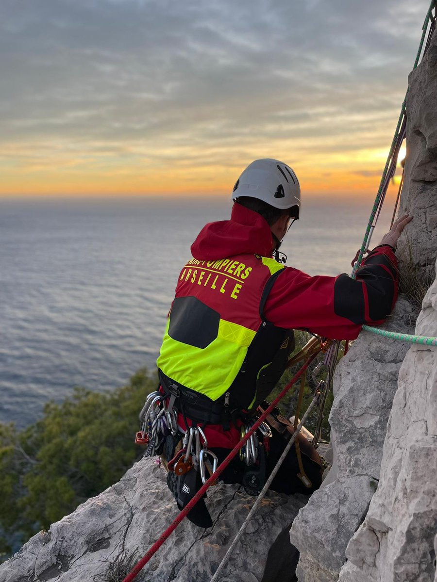 [RetourEnImages]

Hier, les #marinspompiers ont secouru 2 grimpeurs bloqués en paroi dans les calanques. Les conditions météo empêchent le sauvetage par le dragon131
Une exceptionnelle remontée sur 100m jusqu’à la tombée de la nuit a permis de les sauver
#FiersdeprotégerMarseille