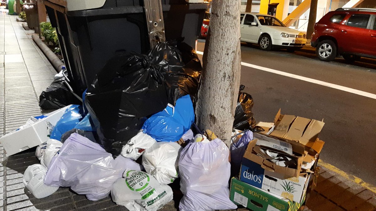 Coalicion_LPGC's tweet photo. 💩 #LPGC podría llamarse ya "ciudad basurero".
Imágenes de ahora mismo en #Albareda.
#LimpiezaLPGC
#ElMomentoDelCambio
#SienteLPGC https://t.co/tb6SlNBjfH