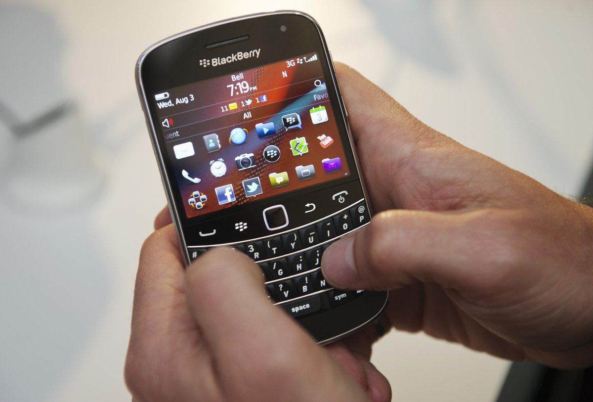 engadget's tweet photo. BlackBerry OS devices are pretty much dead after January 4th https://t.co/unJcIQ9b8D https://t.co/YSyY1qHP01