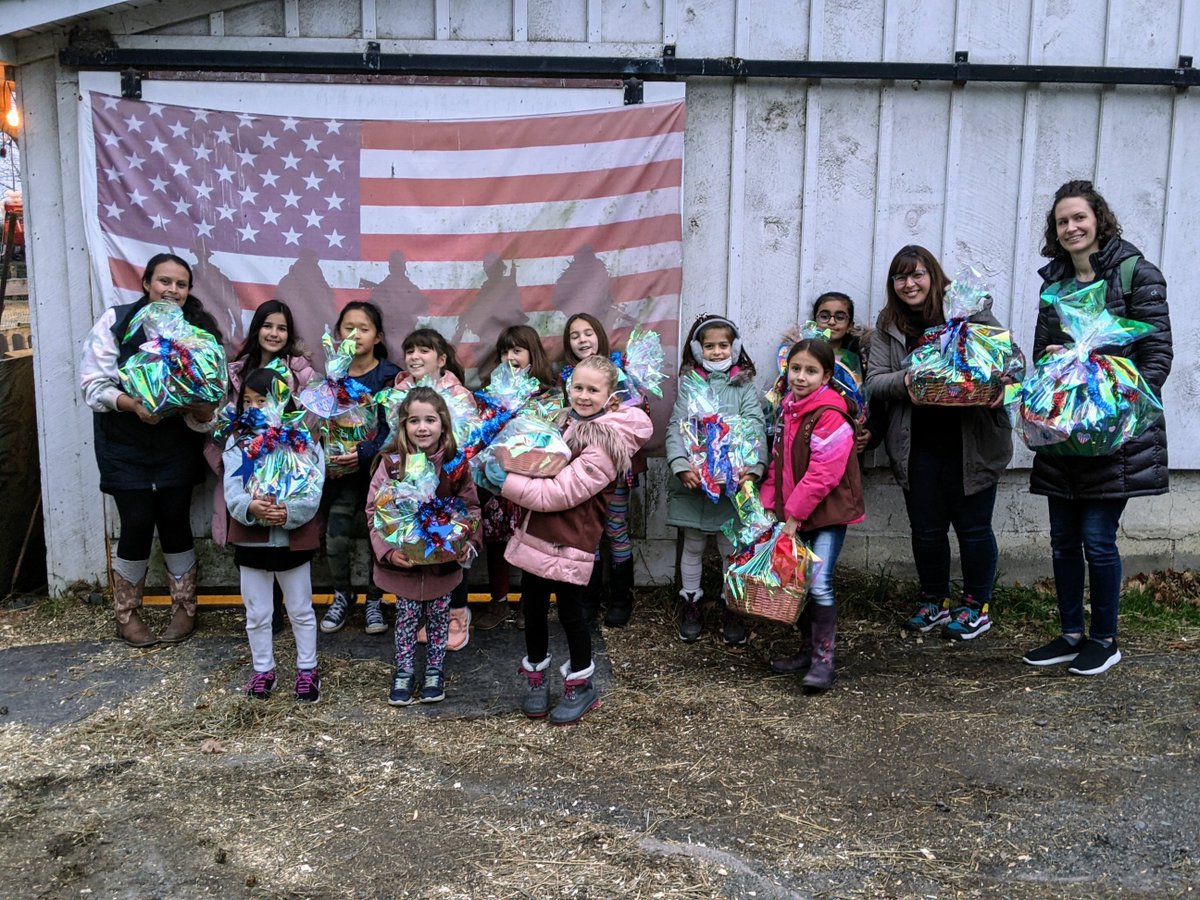 danareinke's tweet photo. Girl Scout Brownie Troop 97976 teamed up with @UnbridledHeroes to deliver 14 baskets to veterans from the Bronx. With donations and cookie earnings, dinner baskets for the veterans' families were assembled for the holidays. We are so proud of them! @VeteranBaskets https://t.co/iNn5ZNEvFv
