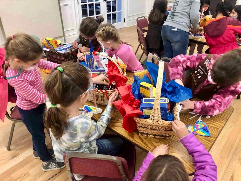 danareinke's tweet photo. Girl Scout Brownie Troop 97976 teamed up with @UnbridledHeroes to deliver 14 baskets to veterans from the Bronx. With donations and cookie earnings, dinner baskets for the veterans' families were assembled for the holidays. We are so proud of them! @VeteranBaskets https://t.co/iNn5ZNEvFv
