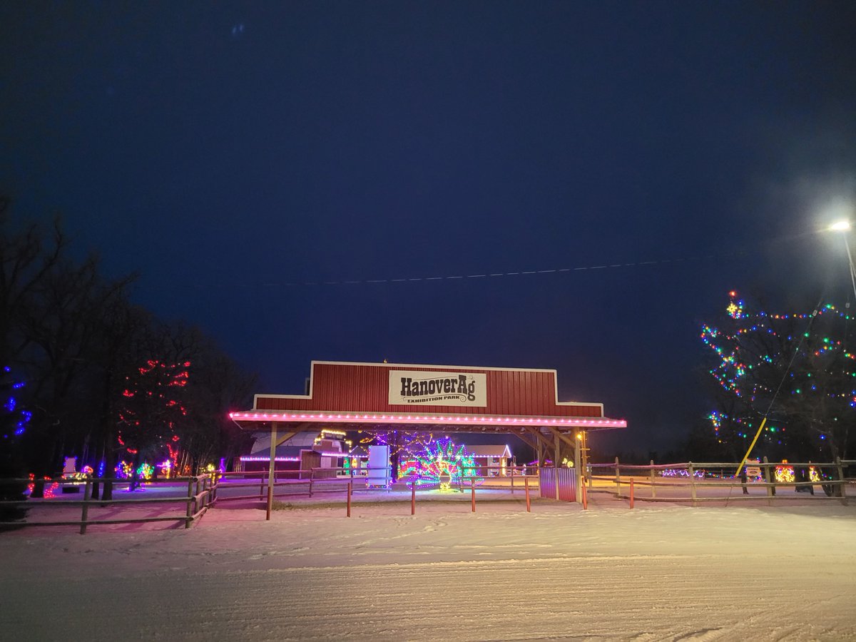 Hanover_Ag's tweet photo. Snow Place Like Home, powered by Access Credit Union, is open through Jan 2nd!
We welcome you to this enchanted evening experience from 6-9pm, perfect for the next few frosty days. https://t.co/hWCowdCcF6