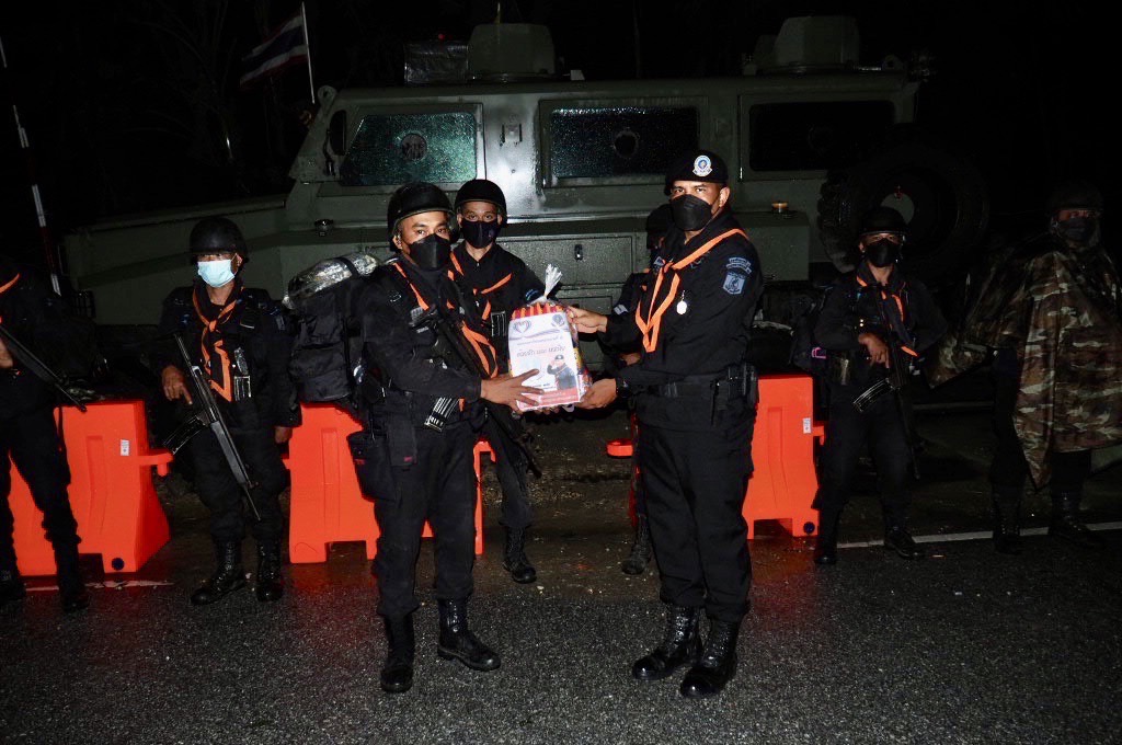 BlackArmy46's tweet photo. ผบ.ฉก.ทพ.46 ตรวจเยี่ยมฐานปฏิบัติการ เน้นย้ำมาตรการรักษาความปลอดภัยฐานปฏิบัติการในห้วงเทศกาลปีใหม่และทำการซักซ้อมแผนเผชิญเหตุหากมีการกระทำจาก ผกร. พร้อมได้มอบสิ่งของอุปโภคบริโภคเพื่อเป็นขวัญกำลังใจให้แก่กำลังพล
#ฐานปฎิบัติการ
#หน่วยเฉพาะกิจกรมทหารพรานที่ 46
#กองทัพภาคที่ 4 https://t.co/AgOa6FDjUl