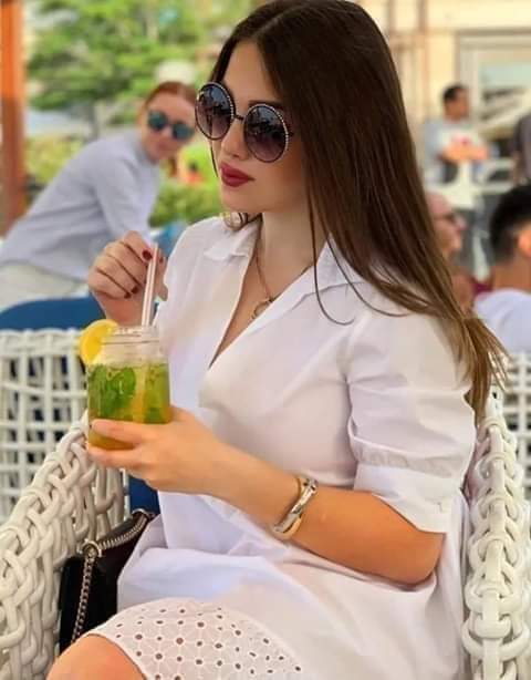 حينما قررت سراً
أنا اخاطب شوقكِ
المجنون مثل الآخرين
كنت أشعر بلهفة لاتقاوم 
في ضلوعي تملئ الدنيا حنين
تختصر آهات قلبي
تكتب العشق حروفا من يقين
صرت أسأل عن هواكِِ
كيف غيرني بلحظة
كيف داهمني مثلما السحر المبين 
#فواز_ابوباسل
#الصرح_الأدبي
#القلب_العميد