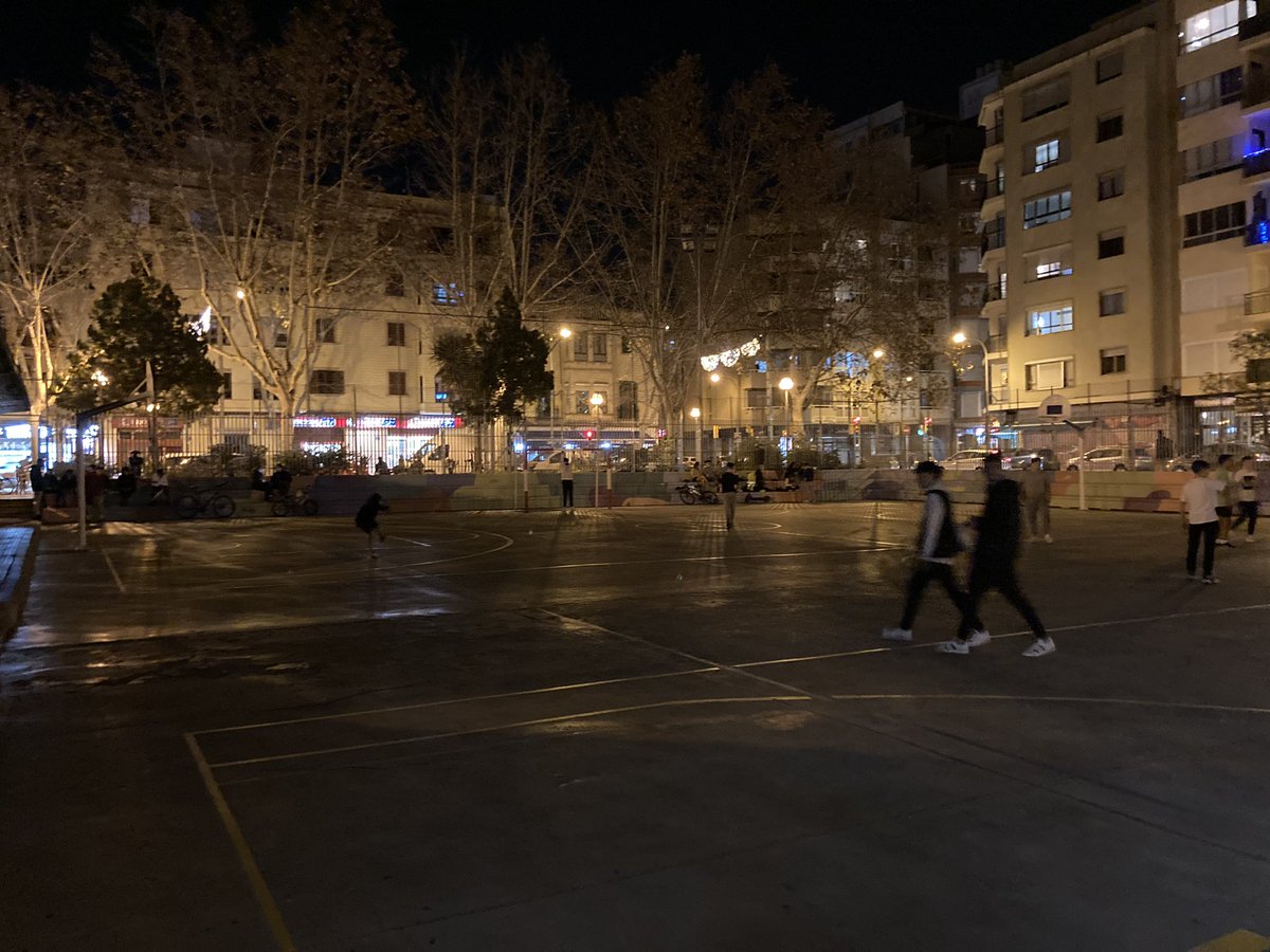 BorjaFS's tweet photo. @ajuntpalma @IMEPalma  19:07h, a les pistes de Plaça Flemming hi ha 30 persones jugant a les fosques, la resta de joveneia es dedica a juntar-se a les grades amb els amics i fumar-se algun que altre porret…per favor, enceneu els 4 focos disponibles i tothom ho podrà disfrutar… https://t.co/mpTBaKJ7BB