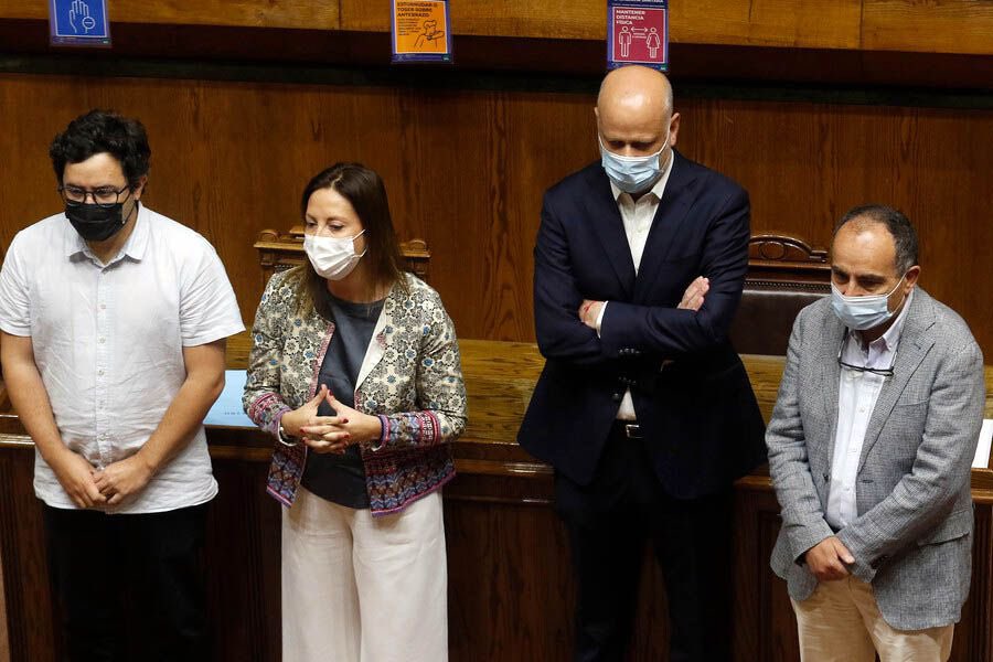 diputadonaranjo's tweet photo. Sería conveniente que dejen tranquilo al pdte BORIC EN LA CONSTITUCIÓN DE SU GABINETE. Basta ya que los perdedores,los medios de prensa,los empresarios y algunos partidos políticos le digan a quien tiene que nombrar. CONFIEMOS EN EL  PDTE ELECTO GABRIEL BORIC. https://t.co/1zpnal4ZvO