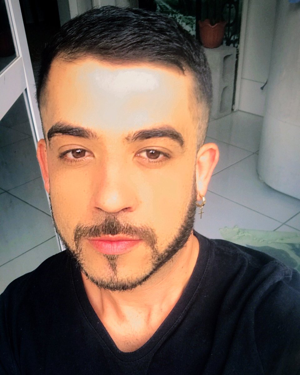 A última de 2021!
Um ano de muitos desafios, dores, choro, riso, porém consegui terminar o ano novamente com brilhos nos olhos e vontade de cada dia ser melhor!
Vem 2022 eu quero lhe usar! 🎈