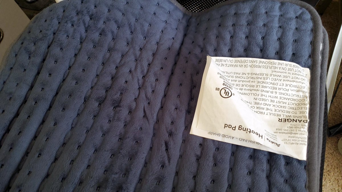 chachafance's tweet photo. This is the largest heating pad I've ever had—it's almost like a mini throw. #freesample
https://t.co/ODH3I8r4EJ
It has six heat settings (five is perfect for me). The only annoying thing is the huge tag on the front! :(
#heatingpads #heattherapy #painrelief #keepwarm https://t.co/GwHuVZZzVf