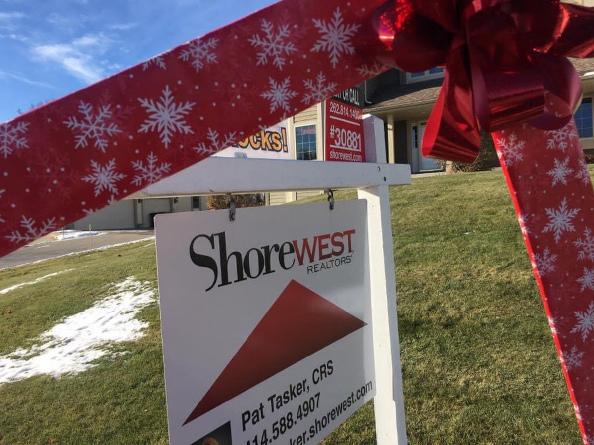 PositivePatti's tweet photo. And that’s a wrap on 2021! Happy family #66 & 67! Now it’s time to rest up for 2022! #shorewestrealtors #localmarketexpert #pattasker (@ Shorewest Realtors Germantown in Germantown, WI) https://t.co/i1GccOcRGz https://t.co/JxpU9wpb18